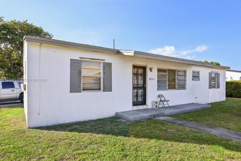 Casa en venta en Miami Gardens, Florida, 3 dormitorios, 111.48 m2 № 1976863 - foto 22