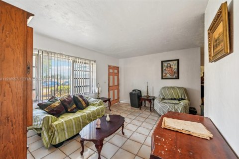 Casa en venta en Miami Gardens, Florida, 3 dormitorios, 111.48 m2 № 1976863 - foto 2