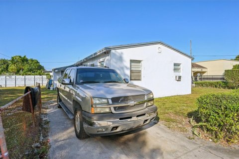 Casa en venta en Miami Gardens, Florida, 3 dormitorios, 111.48 m2 № 1976863 - foto 18