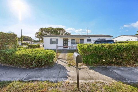 Casa en venta en Miami Gardens, Florida, 3 dormitorios, 111.48 m2 № 1976863 - foto 1