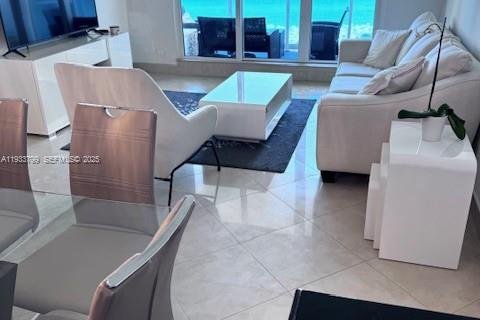 Condo in Miami Beach, Florida, 1 bedroom  № 1992066 - photo 1