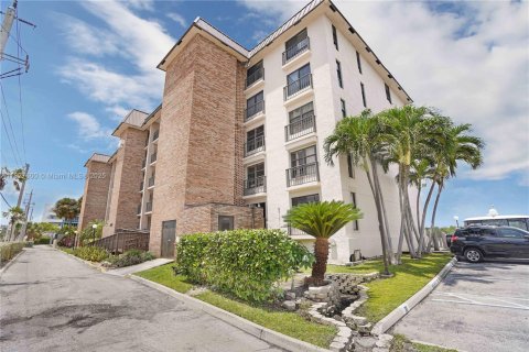 Condo in Hollywood, Florida, 2 bedrooms  № 1934103 - photo 8