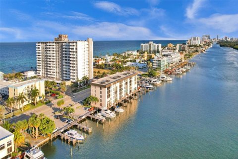 Condo in Hollywood, Florida, 2 bedrooms  № 1934103 - photo 2