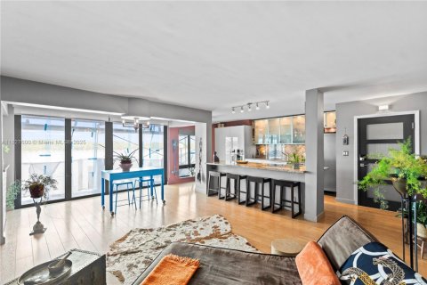 Condo in Hollywood, Florida, 2 bedrooms  № 1934103 - photo 17
