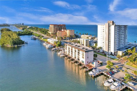 Condo in Hollywood, Florida, 2 bedrooms  № 1934103 - photo 1