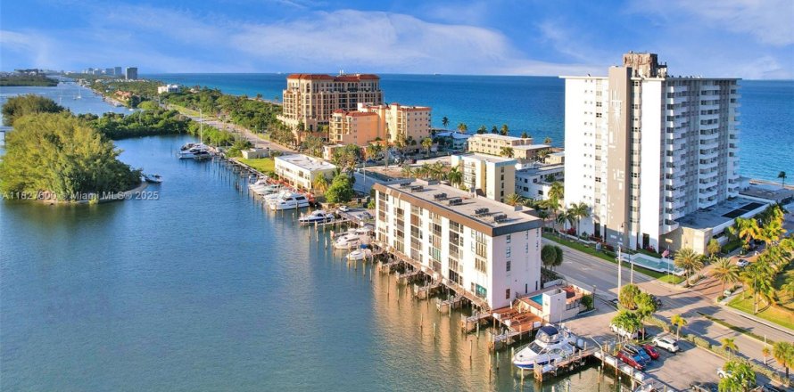 Condo à Hollywood, Floride, 2 chambres № 1934103