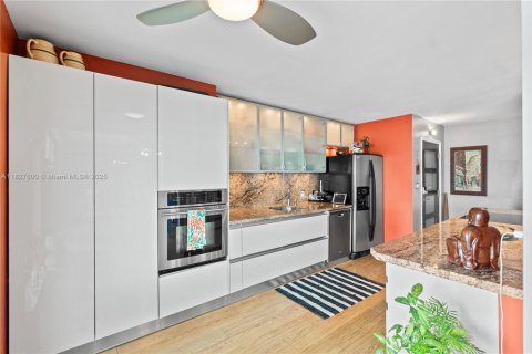 Condo in Hollywood, Florida, 2 bedrooms  № 1934103 - photo 13