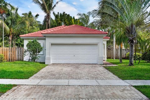House in Miami, Florida 3 bedrooms, 126.16 sq.m. № 2065474 - photo 2