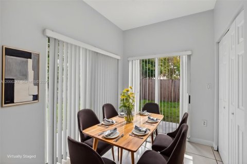 House in Miami, Florida 3 bedrooms, 126.16 sq.m. № 2065474 - photo 9