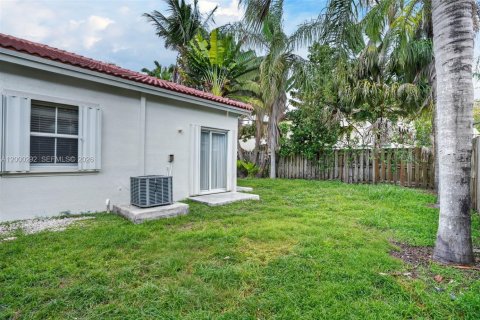 House in Miami, Florida 3 bedrooms, 126.16 sq.m. № 2065474 - photo 30