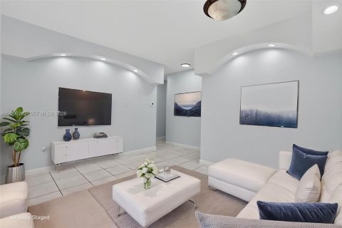 House in Miami, Florida 3 bedrooms, 126.16 sq.m. № 2065474 - photo 4