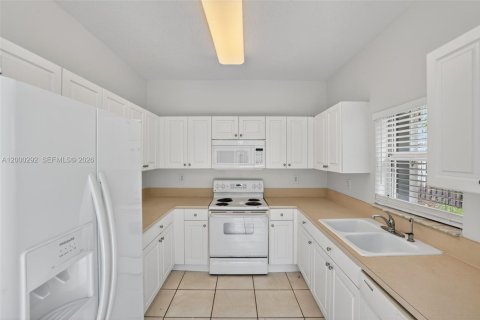 House in Miami, Florida 3 bedrooms, 126.16 sq.m. № 2065474 - photo 12