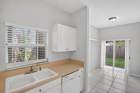House in Miami, Florida 3 bedrooms, 126.16 sq.m. № 2065474 - photo 13