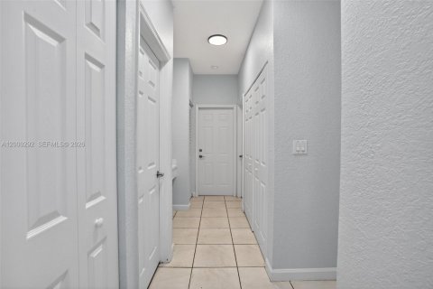 House in Miami, Florida 3 bedrooms, 126.16 sq.m. № 2065474 - photo 17