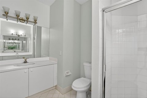 House in Miami, Florida 3 bedrooms, 126.16 sq.m. № 2065474 - photo 18