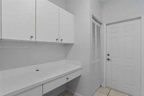 House in Miami, Florida 3 bedrooms, 126.16 sq.m. № 2065474 - photo 25