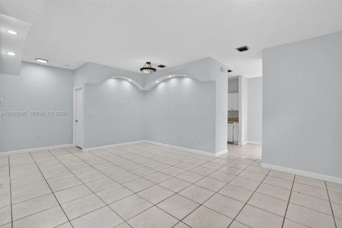 House in Miami, Florida 3 bedrooms, 126.16 sq.m. № 2065474 - photo 8