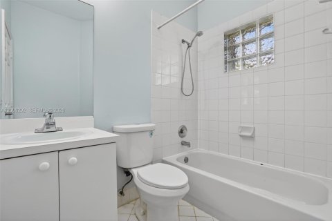 House in Miami, Florida 3 bedrooms, 126.16 sq.m. № 2065474 - photo 26