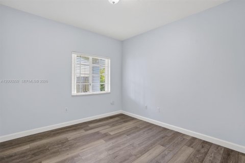 House in Miami, Florida 3 bedrooms, 126.16 sq.m. № 2065474 - photo 23
