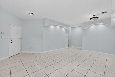 House in Miami, Florida 3 bedrooms, 126.16 sq.m. № 2065474 - photo 6