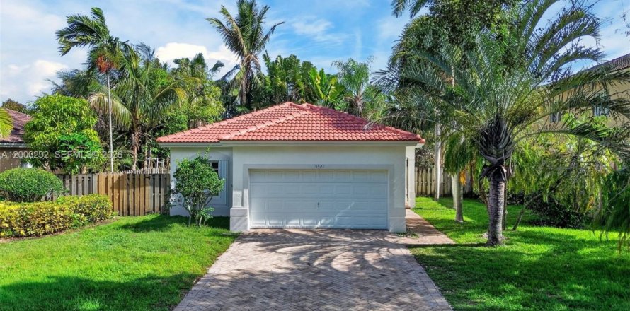 House in Miami, Florida 3 bedrooms, 126.16 sq.m. № 2065474
