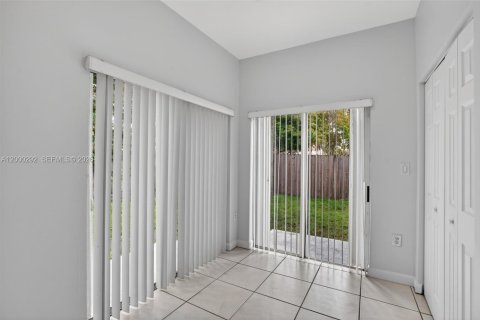 House in Miami, Florida 3 bedrooms, 126.16 sq.m. № 2065474 - photo 10