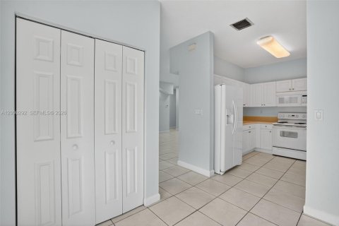 House in Miami, Florida 3 bedrooms, 126.16 sq.m. № 2065474 - photo 11