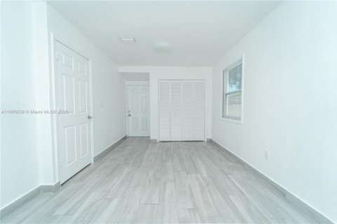 Villa ou maison à vendre à Miami, Floride: 2 chambres, 67.82 m2 № 1893260 - photo 8