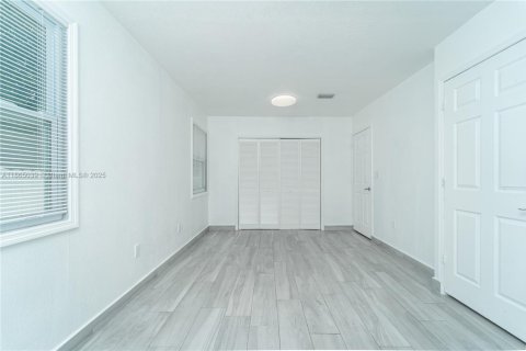 Villa ou maison à vendre à Miami, Floride: 2 chambres, 67.82 m2 № 1893260 - photo 7