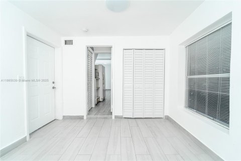 Villa ou maison à vendre à Miami, Floride: 2 chambres, 67.82 m2 № 1893260 - photo 9