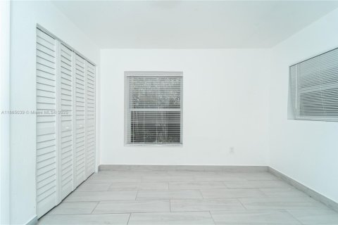Villa ou maison à vendre à Miami, Floride: 2 chambres, 67.82 m2 № 1893260 - photo 10