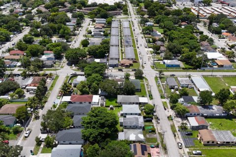 Villa ou maison à vendre à Miami, Floride: 2 chambres, 67.82 m2 № 1893260 - photo 23