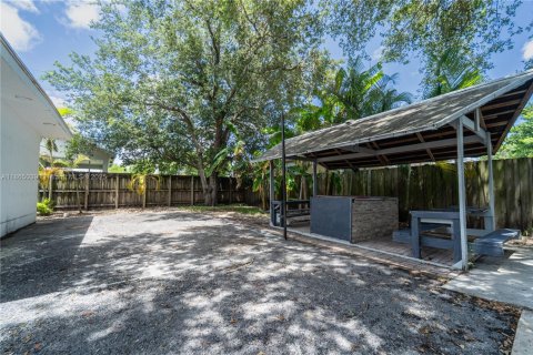 Villa ou maison à vendre à Miami, Floride: 2 chambres, 67.82 m2 № 1893260 - photo 16