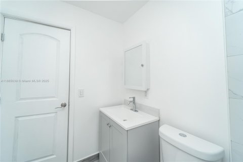 Villa ou maison à vendre à Miami, Floride: 2 chambres, 67.82 m2 № 1893260 - photo 12