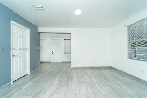 Villa ou maison à vendre à Miami, Floride: 2 chambres, 67.82 m2 № 1893260 - photo 4