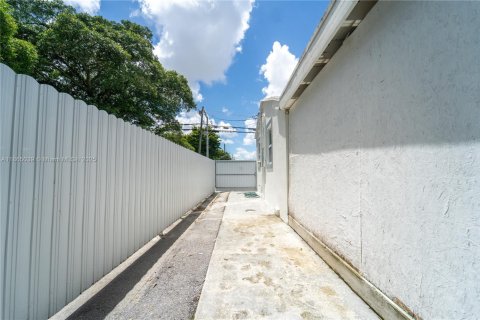 Villa ou maison à vendre à Miami, Floride: 2 chambres, 67.82 m2 № 1893260 - photo 3