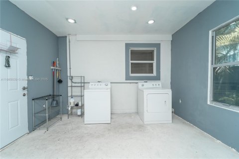 Villa ou maison à vendre à Miami, Floride: 2 chambres, 67.82 m2 № 1893260 - photo 15