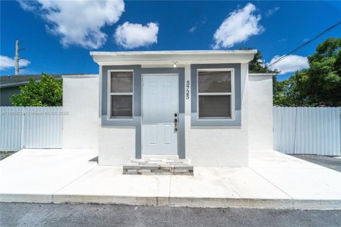 Villa ou maison à vendre à Miami, Floride: 2 chambres, 67.82 m2 № 1893260 - photo 1