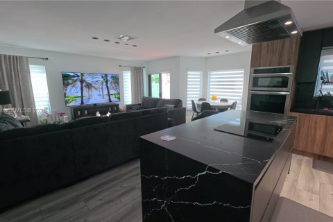 Casa en venta en Pembroke Pines, Florida, 4 dormitorios, 202.06 m2 № 2058494 - foto 2