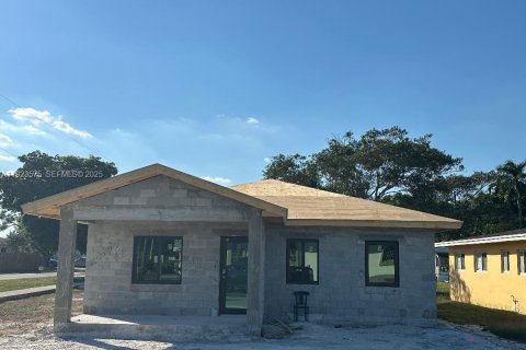 House in Homestead, Florida 4 bedrooms № 2076730