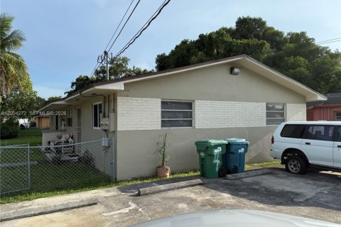 Townhouse in Miami, Florida 2 bedrooms, 412.49 sq.m. № 2068410