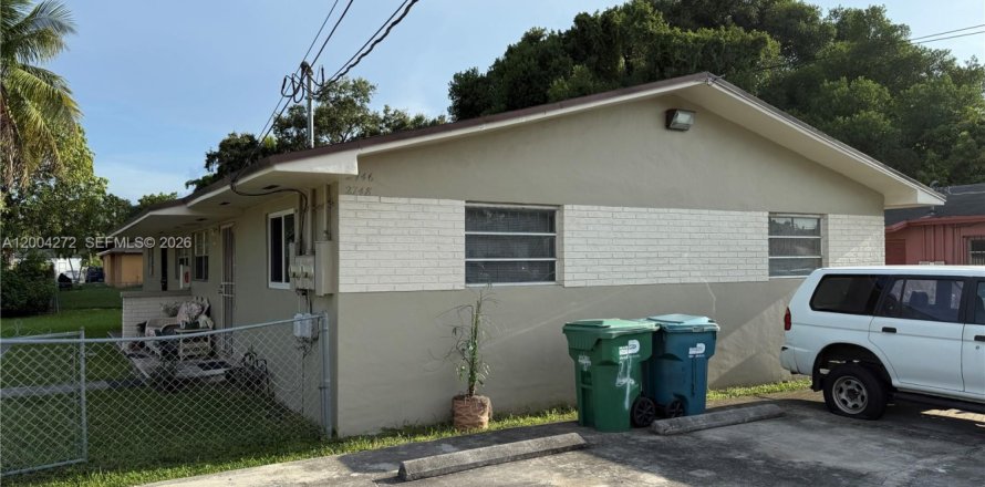 Townhouse in Miami, Florida 2 bedrooms, 412.49 sq.m. № 2068410