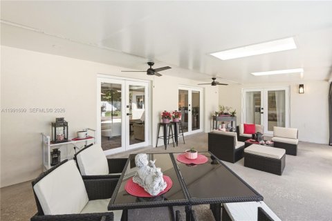 Villa ou maison à vendre à Miami, Floride: 5 chambres, 310.57 m2 № 2055320 - photo 24
