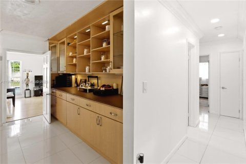Villa ou maison à vendre à Miami, Floride: 5 chambres, 310.57 m2 № 2055320 - photo 16