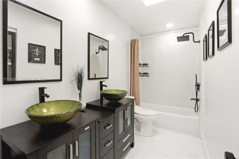 Villa ou maison à vendre à Miami, Floride: 5 chambres, 310.57 m2 № 2055320 - photo 18