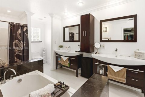 Villa ou maison à vendre à Miami, Floride: 5 chambres, 310.57 m2 № 2055320 - photo 13