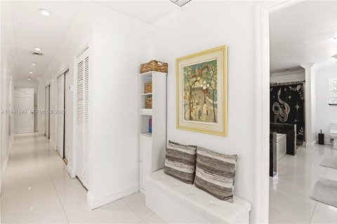 Villa ou maison à vendre à Miami, Floride: 5 chambres, 310.57 m2 № 2055320 - photo 10