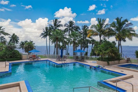 Condominio en alquiler en Miami, Florida, 3 dormitorios, 242.85 m2 № 1958155 - foto 15