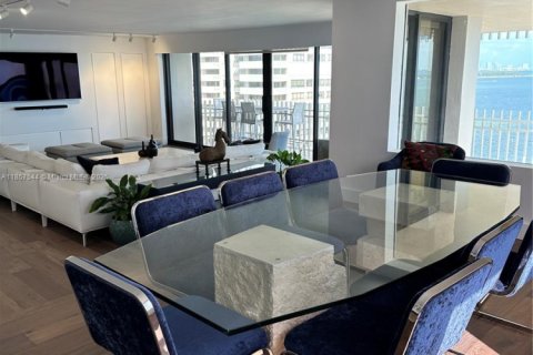 Condominio en alquiler en Miami, Florida, 3 dormitorios, 242.85 m2 № 1958155 - foto 6
