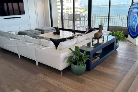 Condominio en alquiler en Miami, Florida, 3 dormitorios, 242.85 m2 № 1958155 - foto 10
